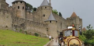 Khám phá thành phố pháo đài cổ Carcassonne khi đi du lịch Pháp